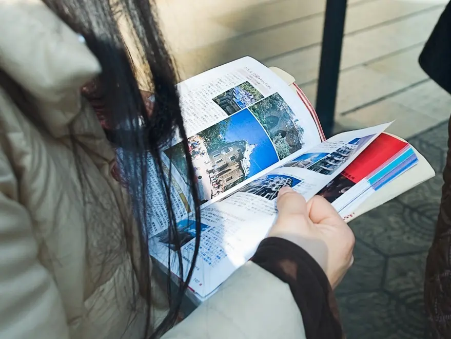 Un turista consulta una guía de viaje