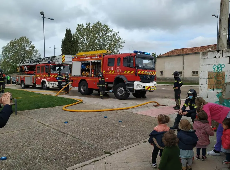 Bomberos en una guardería