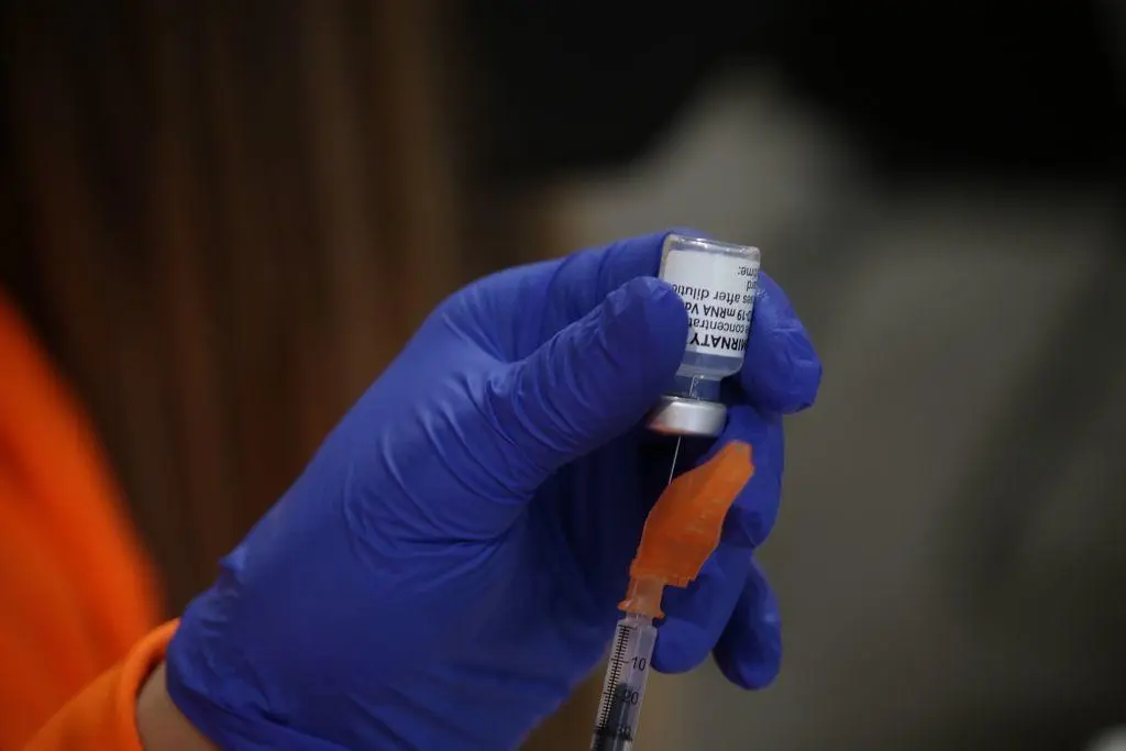 Un sanitario prepara una vacuna