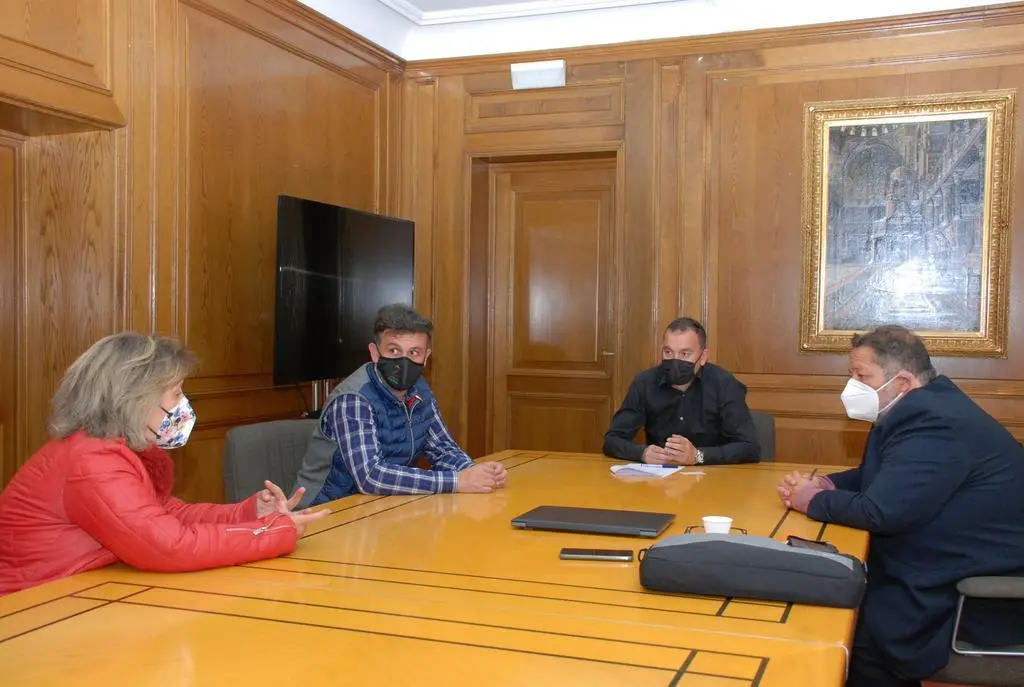 Reunión entre los responsables de la Diputación y de AZAVI.