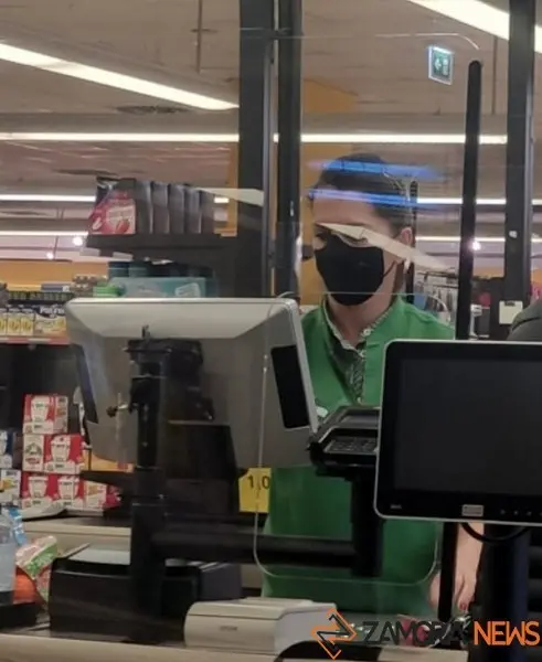 Cajera de supermercado.