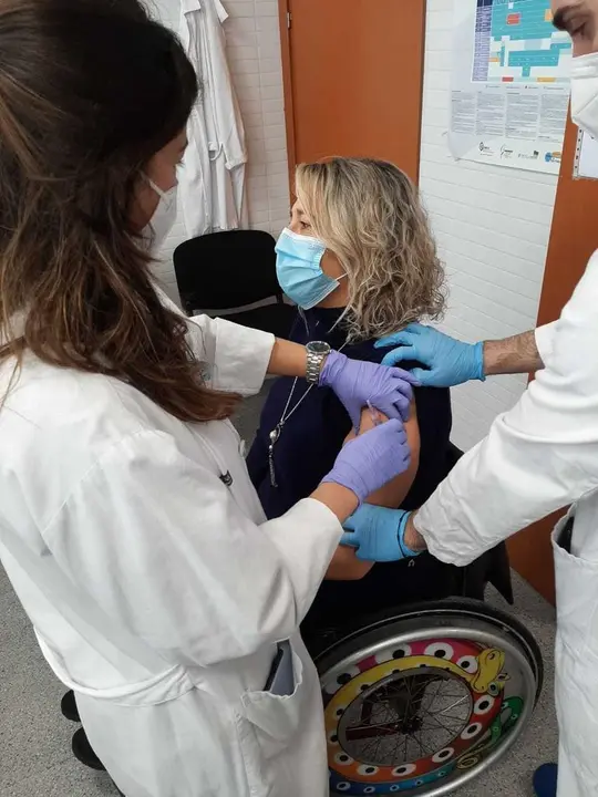 Una mujer recibe una vacuna