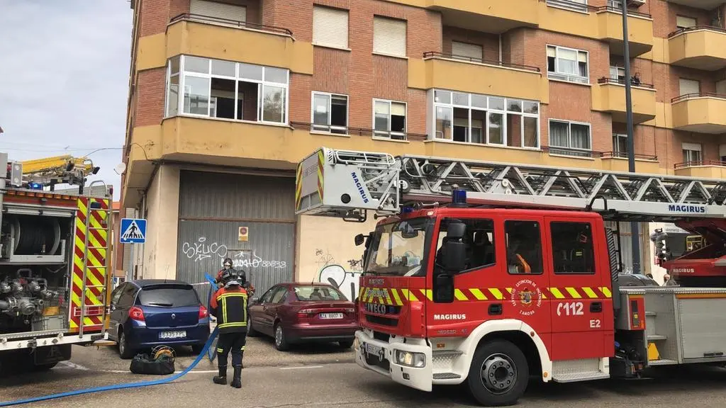 Bomberos en una intervención durante un incendio. Fotografía de archivo