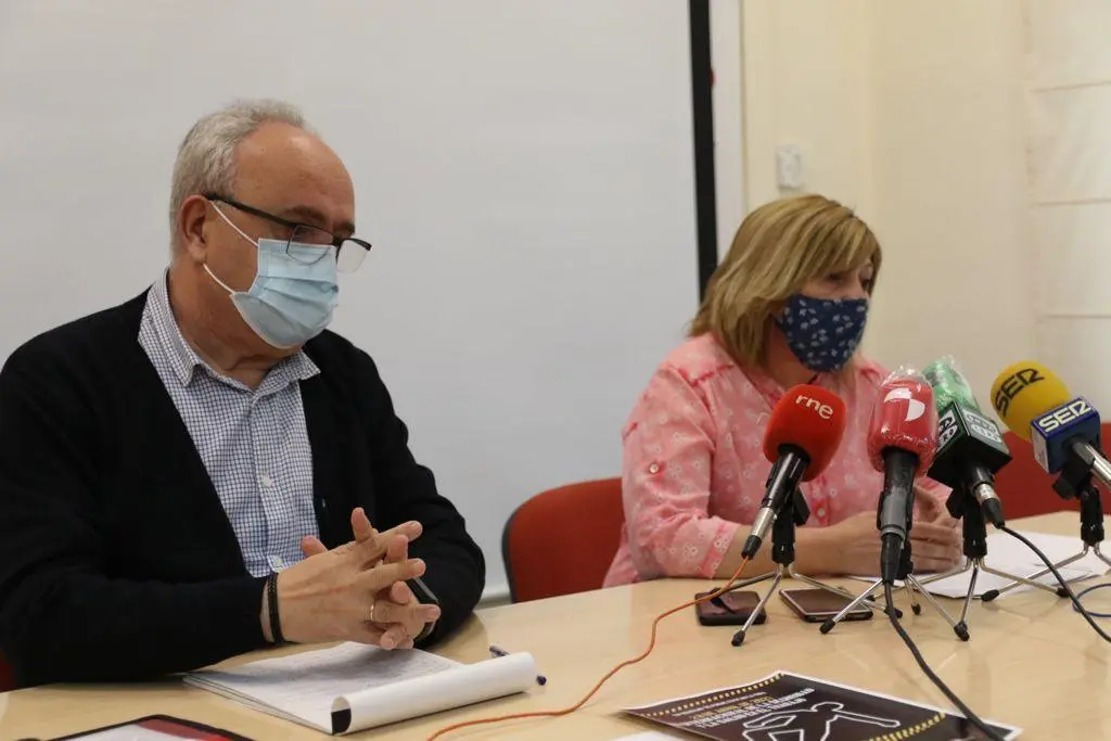 Ángel del Carmen y Trinidad Acebes, de UGT y CCOO, en rueda de prensa