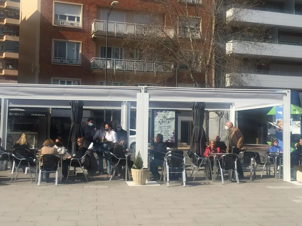 Varios zamoranos disfrutan en una terraza en la céntrica plaza de la Marina española