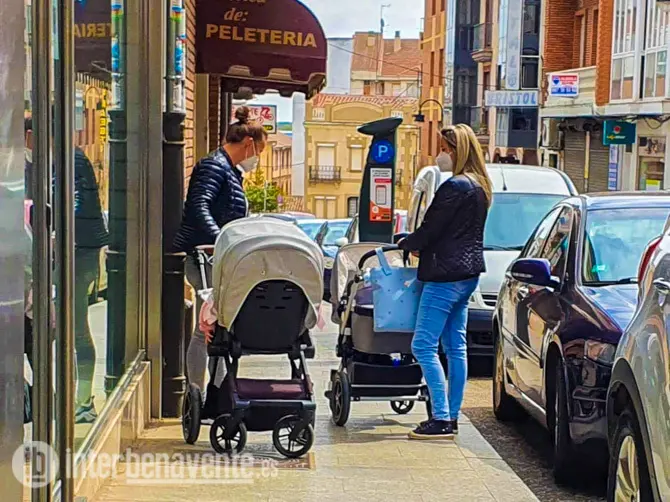 Dos benaventanas conversan con sus retoños