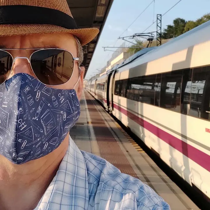 Un viajero a punto de coger un tren