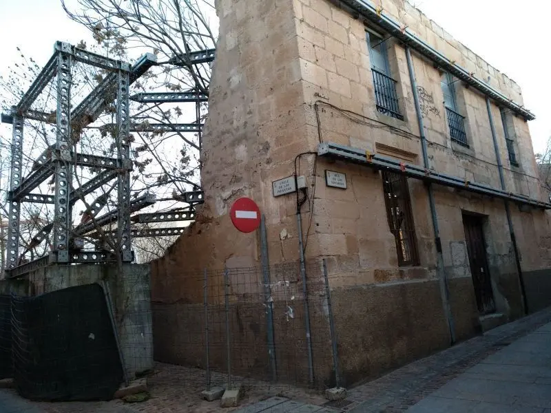 Uno de los edificios en ruinas del casco antiguo.