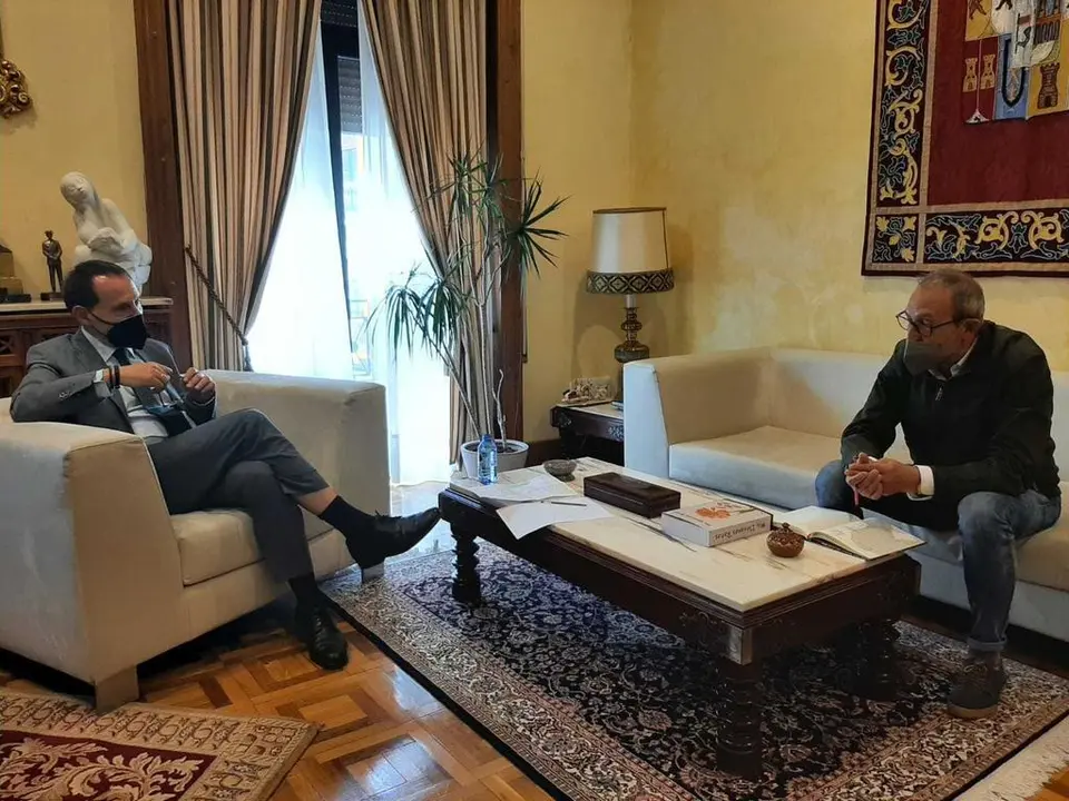 El subdelegado del Gobierno recibe al presidente de Donantes de Sangre.