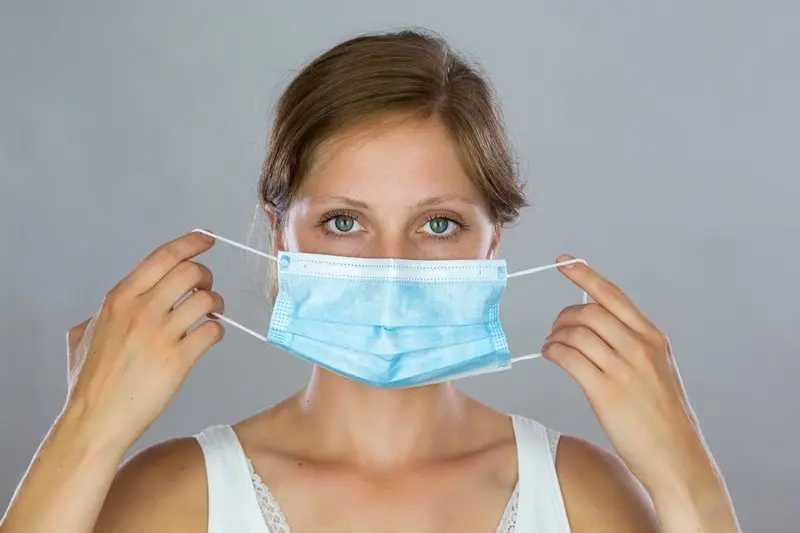 Una mujer con mascarilla