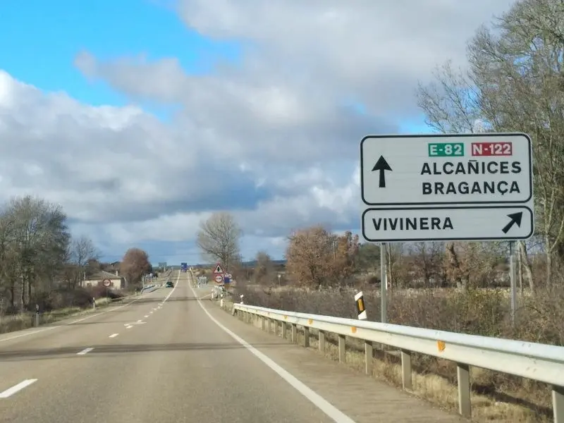 Cartel de señalización de la llegada a la frontera con Portugal