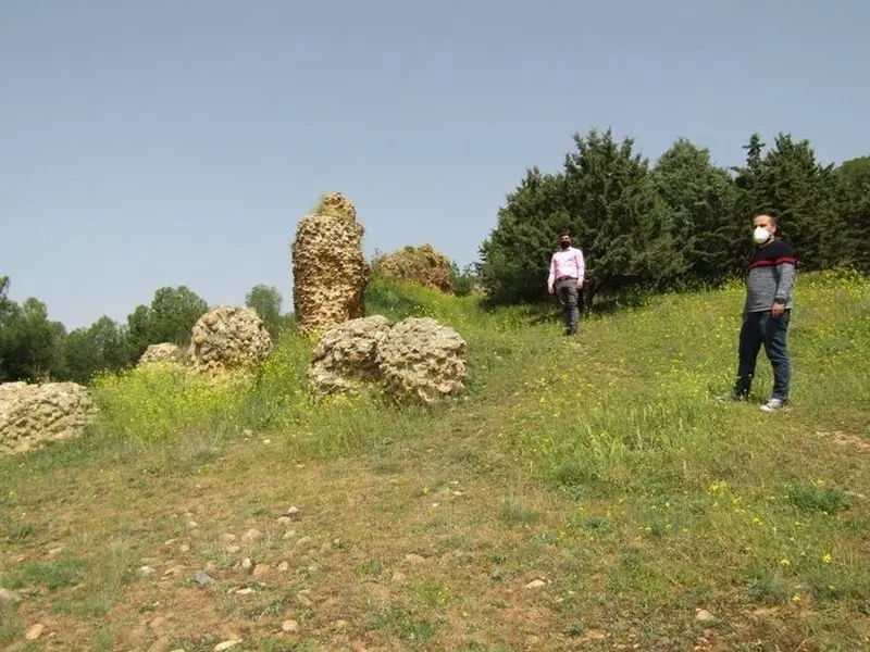 El alcalde de Belver de los Montes, Óscar Marzo, con el portavoz del PSOE en la Diputación, 
Eduardo Folgado, visitando los restos de la Muralla
