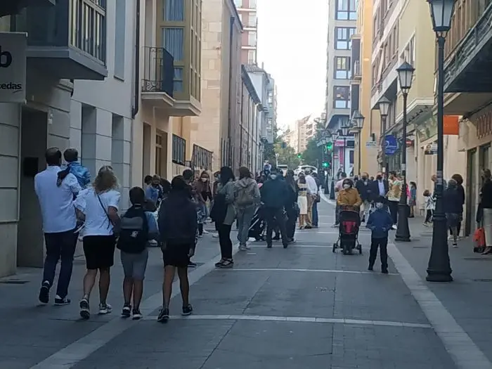 Gente de paseo por Zamora