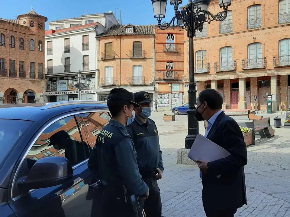 El subdelegado Ángel Blanco conversa con unos agentes de la Guardia Civil en Benavente