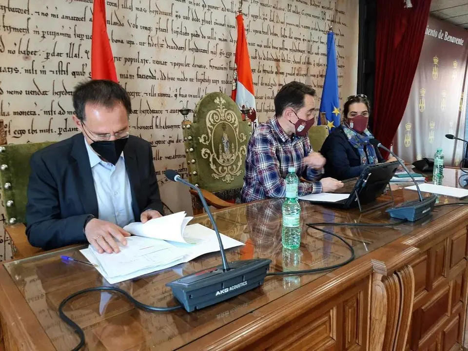 Reunión para abordar el problema de los accesos a la N-525