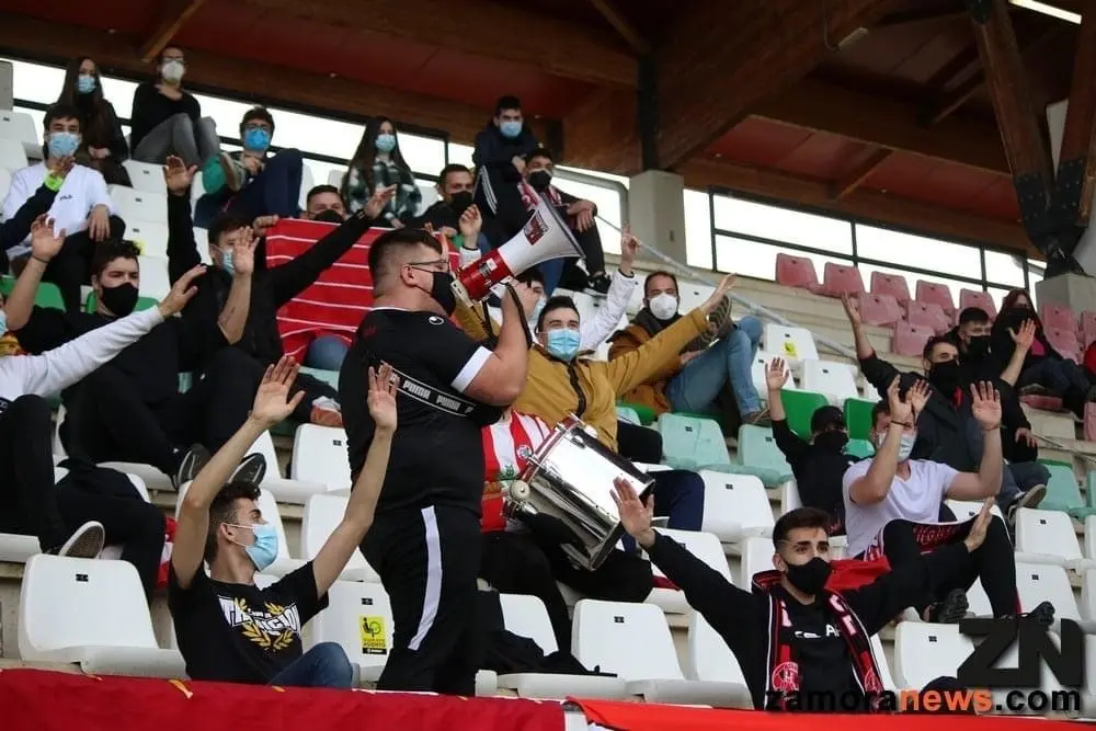 La afición en uno de los últimos encuentros en el estadio Ruta de la Plata