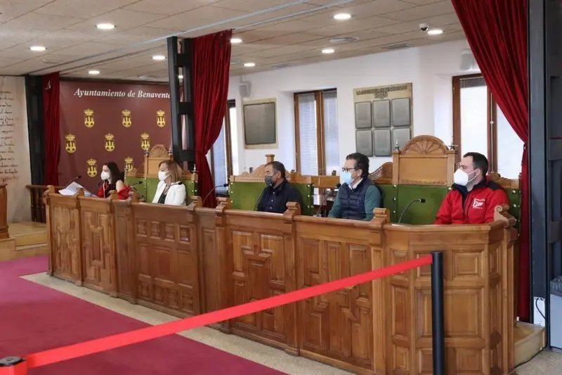 Reunión el salón de Plenos del Ayuntamiento de Benavente