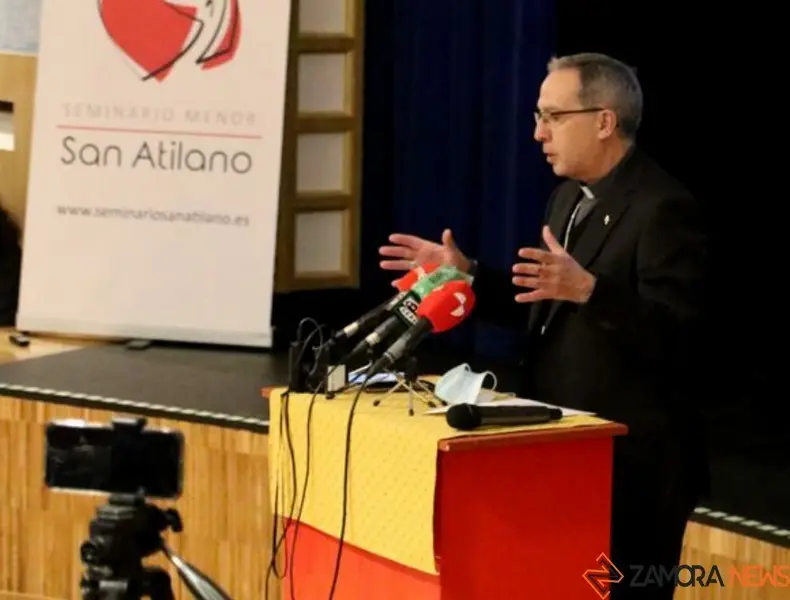 El obispo Fernando Valera durante la inauguración del nuevo salón de actos en el Seminario San Atilano