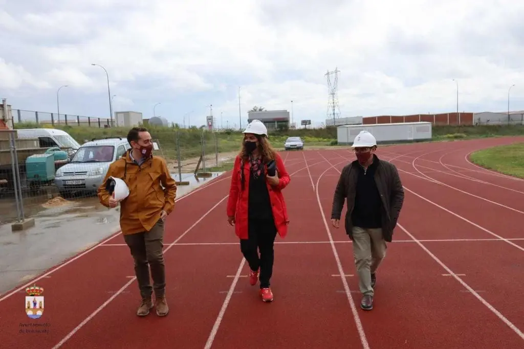 El alcalde, Luciano Huerga, junto a la concejala de Urbanismo y el concejal de Deportes visitan las obras