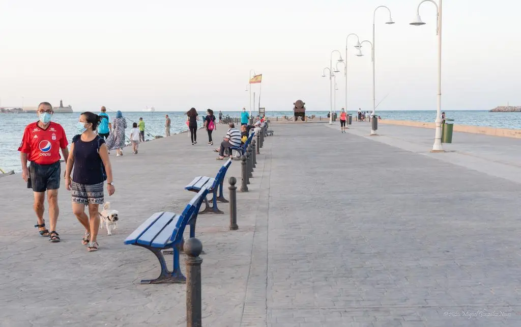 Ciudadanos por el paseo costero en Barcelona