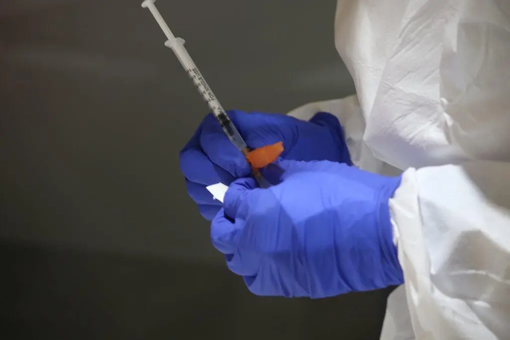 Un sanitario prepara una vacuna