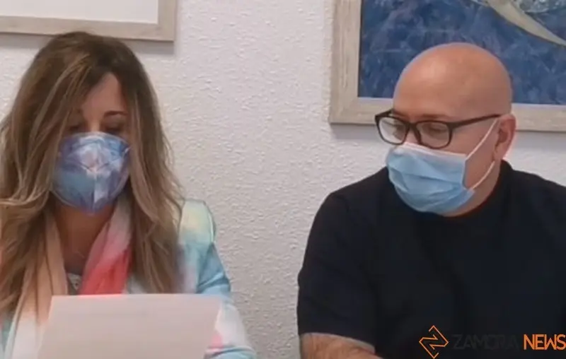 La directora y el jefe de estudios del IES María de Molina leen el acta del jurado./Foto Facebook