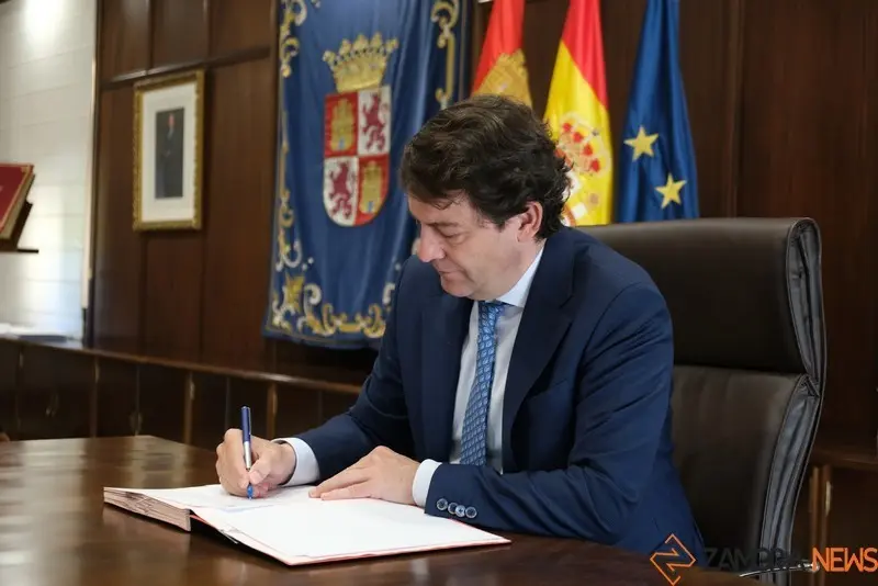 Mañueco firma la ley por la que se modifica normativa sobre impuesto de sucesiones