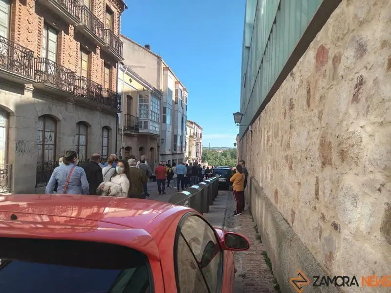 Colas para vacunarse en el Teatro Ramos Carrión