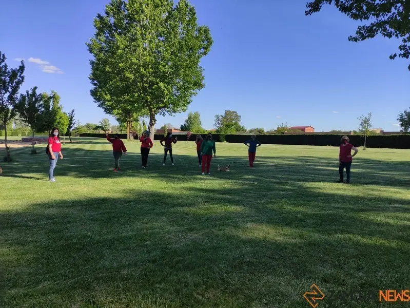 Vecinos de Granja preparando el baile en el Prado