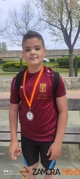 Diego Ibáñez luce su medalla