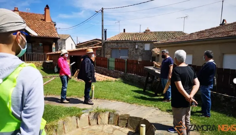 Los participantes en el Hotel Hotel Rural de Ceadea, donde explican el proceso de elaborar tejas