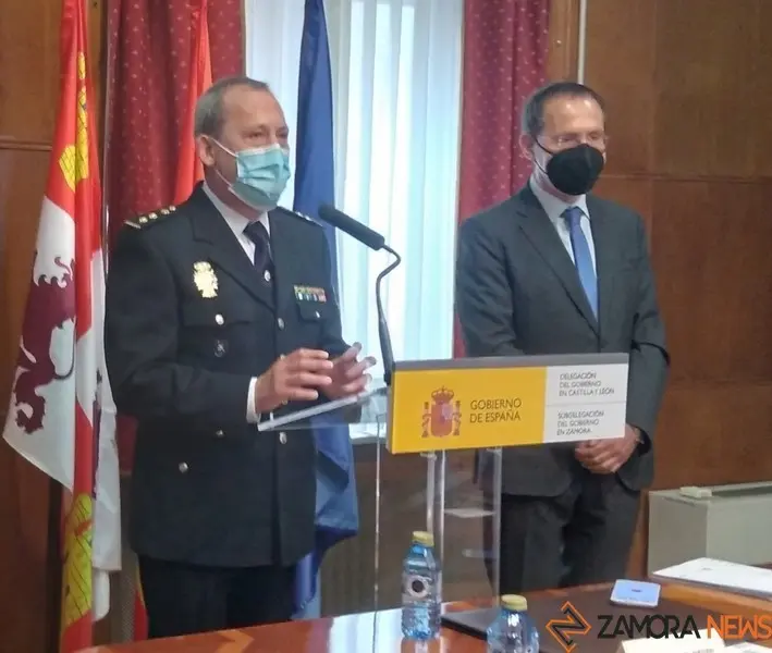 El subdelegado del Gobierno, a la derecha, junto al comisario Guillermo Vara