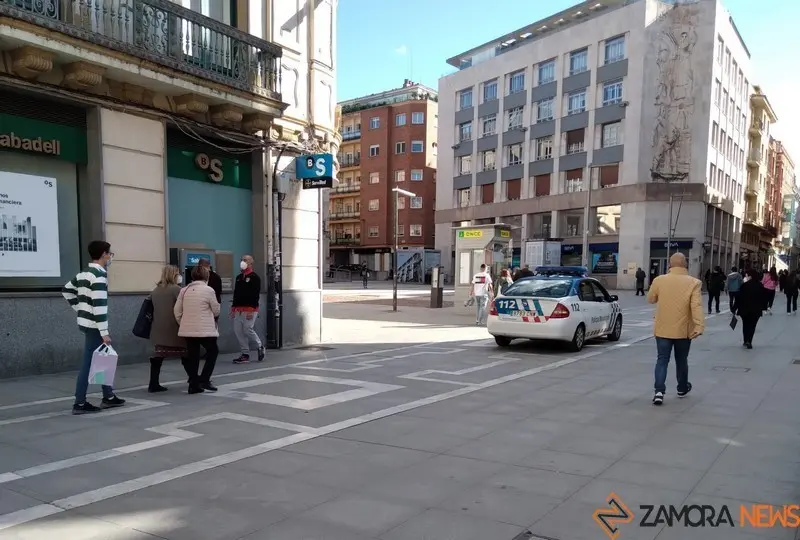 Viandantes por la calle Santa Clara