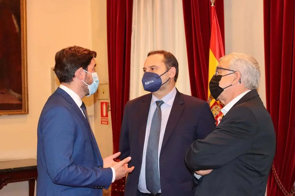 PSOE Zamora. Antidio Fagúndez y José Fernández con Ministro José Luis Ábalos en Senado
