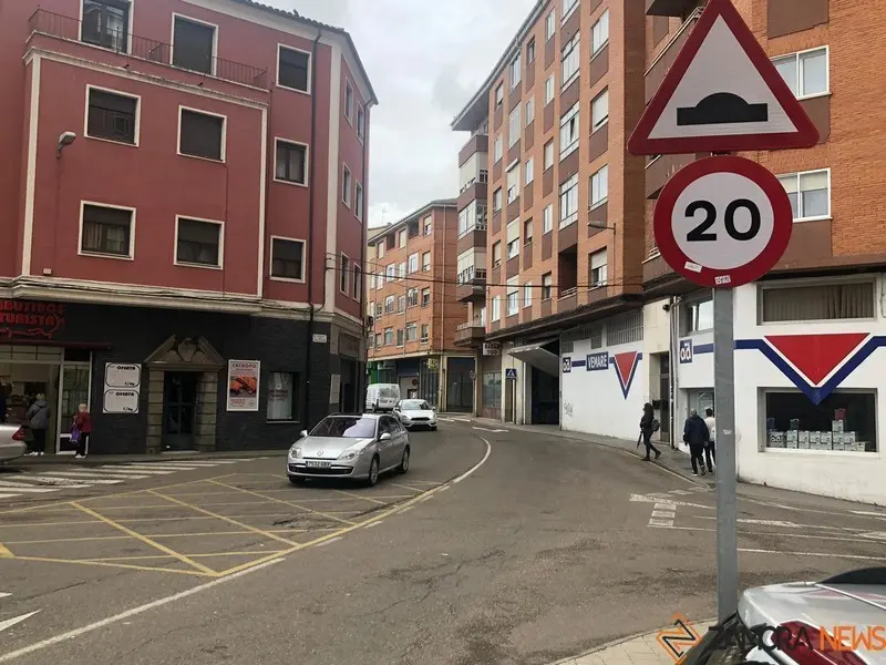 Señal de limitación de circular a 20 kilómetros en la calle Villalpando