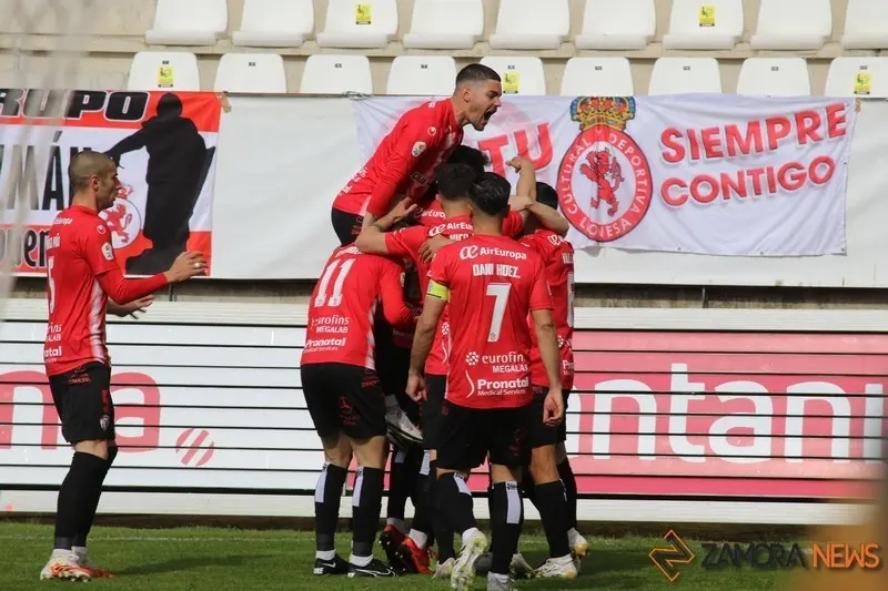 El Zamora CF celebra la victoria que le permite luchar por el ascenso a Segunda B