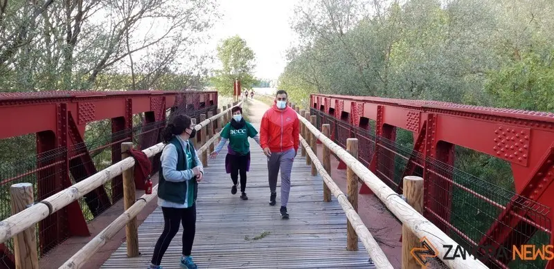 Participantes en la rutas saludables de Barcial del Barco