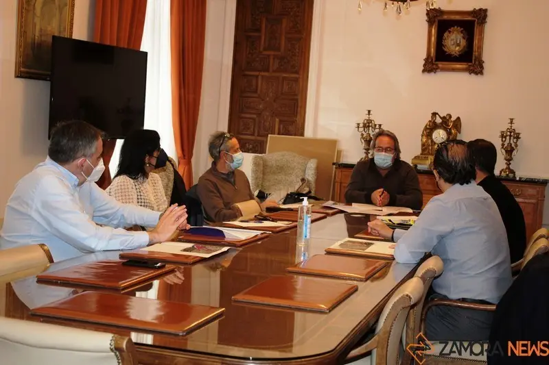 Reunión del Ayuntamiento para abordar la instalación de la banda ancha