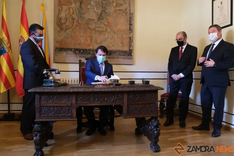 Mañueco con los presidentes de Aragón, Javier Lambán, y de Castilla-La Mancha, Emiliano García-Page,