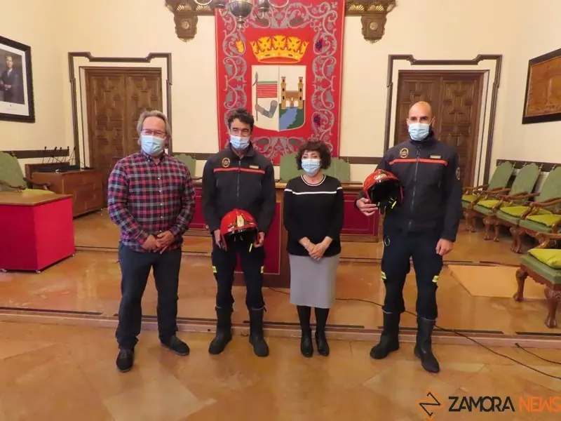 Los dos cabos con el alcalde y la concejala de Seguridad Ciudadana