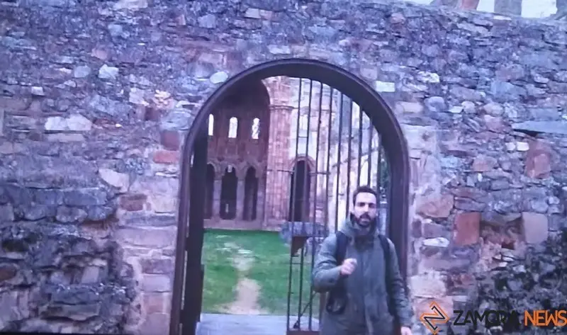 El presentador Nacho Rodríguez en el monasterio de Moreruela