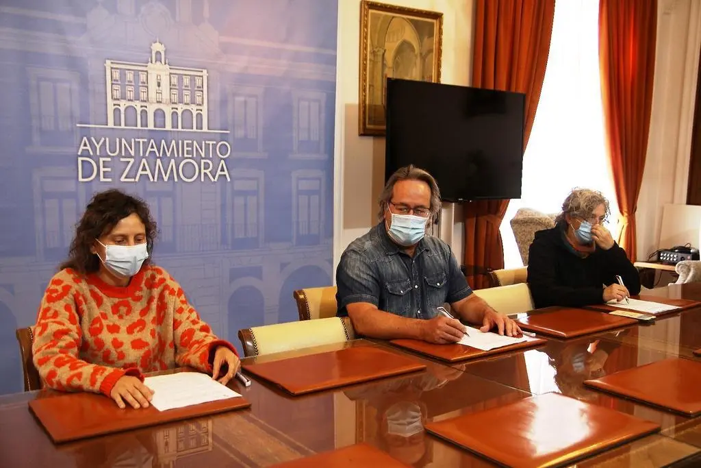 Momento durante la firma del nuevo convenio de gestión de las colonias felinas de la ciudad