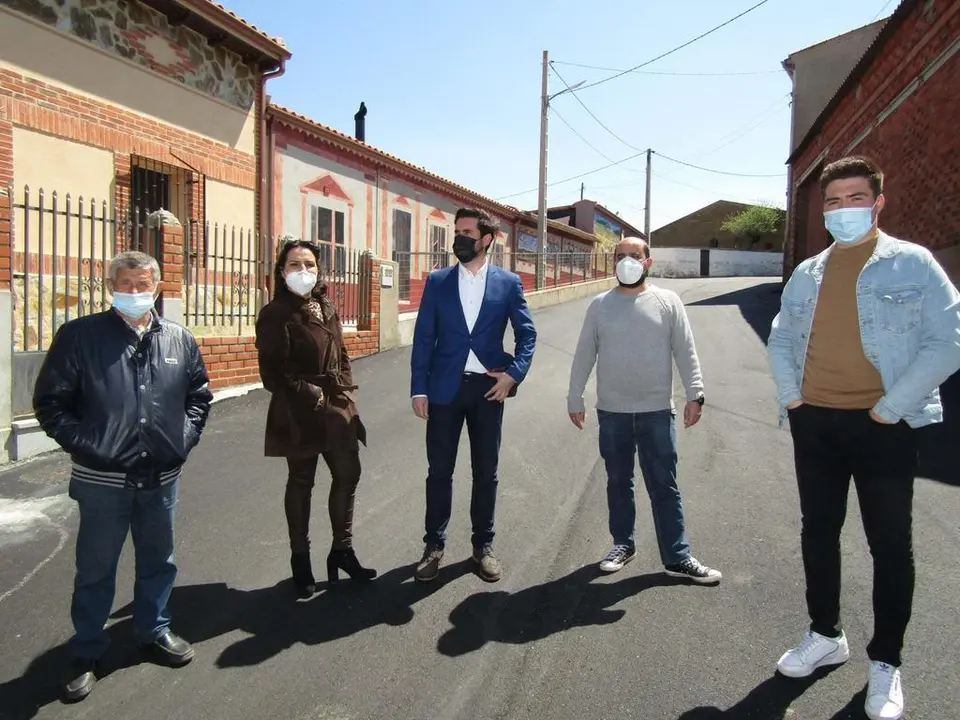 Dino González, Raquel Pascual, Antidio Fagúndez, Eduardo Folgado y Álvaro Rodríguez en la visita a la Calle La Vega de San Miguel de la Ribera