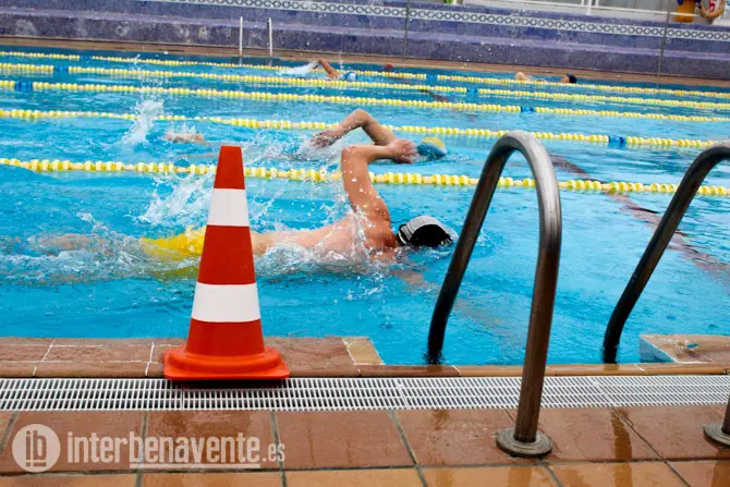 Nadadores en las pistas de la piscina de Benavente