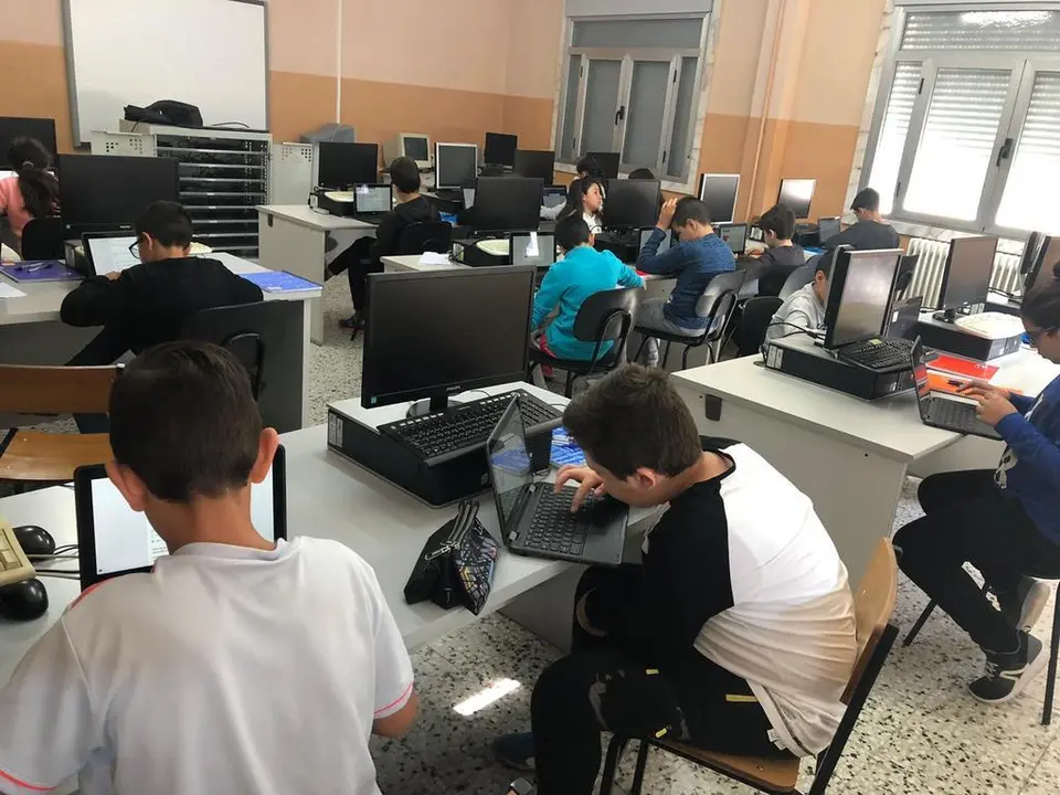 Alumnos en clase con sus ordenadores. Foto archivo