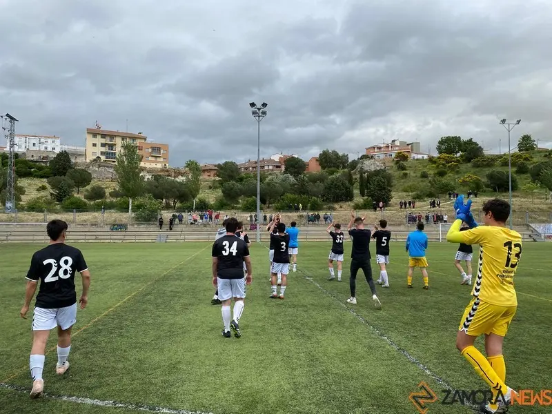 Jugadores del Racing Club Benavente aplauden a su público tras el triunfo