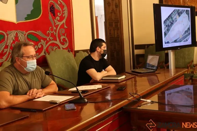 Foto de archivo del alcalde y el concejal de Hacienda, Diego Bernardo, en rueda de prensa