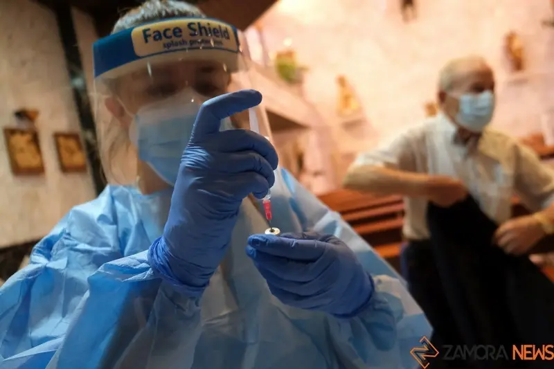Un sanitario prepara una vacuna