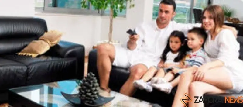 Familia viendo la televisión. Foto Acierto.com