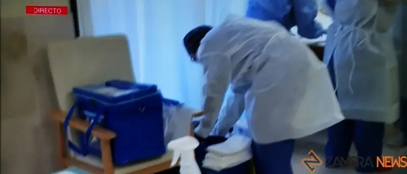 Un sanitario prepara las vacunas